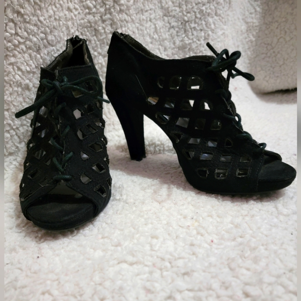Maurices chunk heel, black, cut out pattern, zip back Size 7